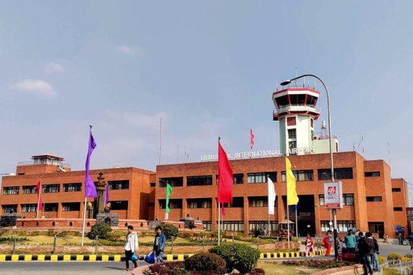 मानस्थलबाट भन्सार छलेर लैजान लागेको सुनजस्तो देखिने धातुसहित दुई जना पक्राउ