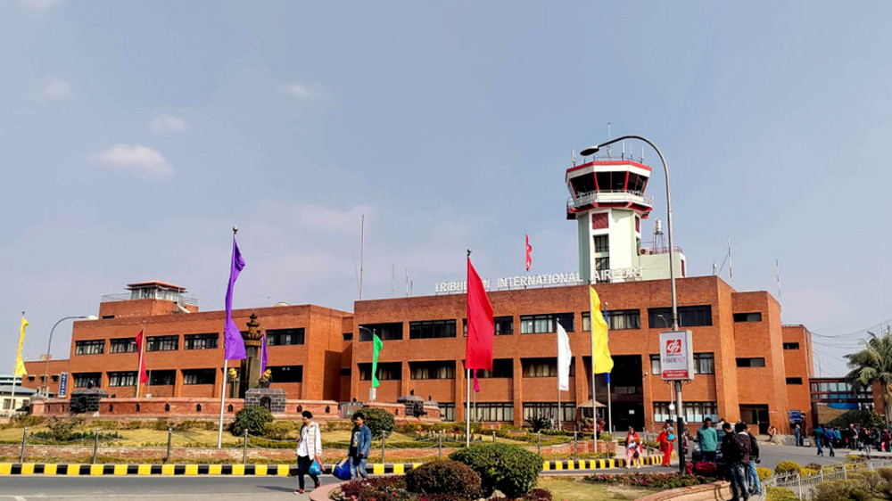 मानस्थलबाट भन्सार छलेर लैजान लागेको सुनजस्तो देखिने धातुसहित दुई जना पक्राउ