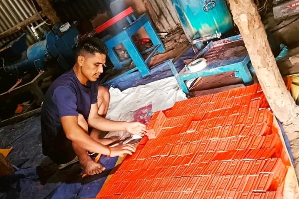 सिन्धुपाल्चोकका विमल राउत ३२ वर्षमा : गाउँमा नै साबुन उत्पादन गर्दै