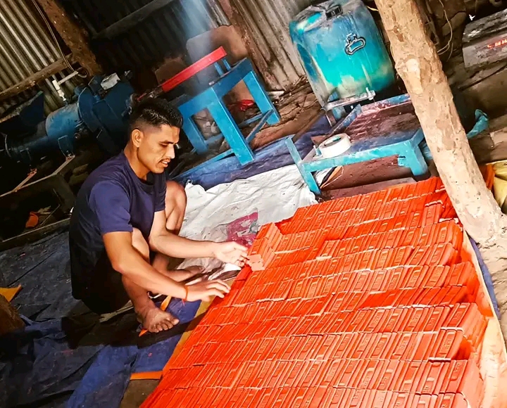 सिन्धुपाल्चोकका विमल राउत ३२ वर्षमा : गाउँमा नै साबुन उत्पादन गर्दै