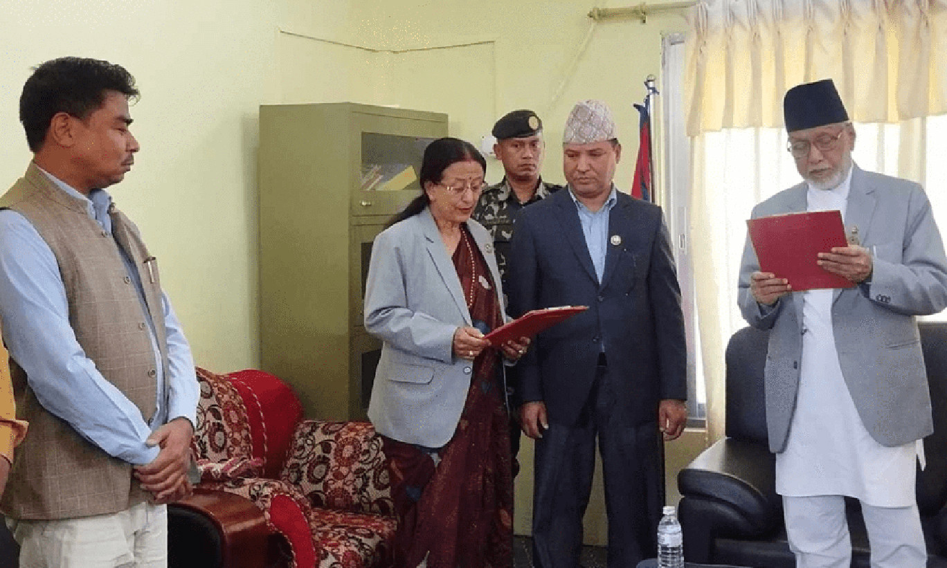 नाउपाकी सांसद थापाले लिइन् पद तथा गोपनीयताको शपथ