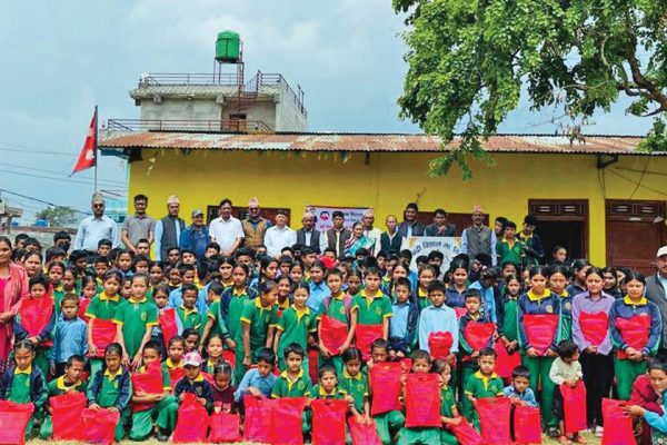 मुक्तिनाथ विकास बैंकले विद्यार्थीलाई स्टेशनरी सामान वितरण गरेको छ