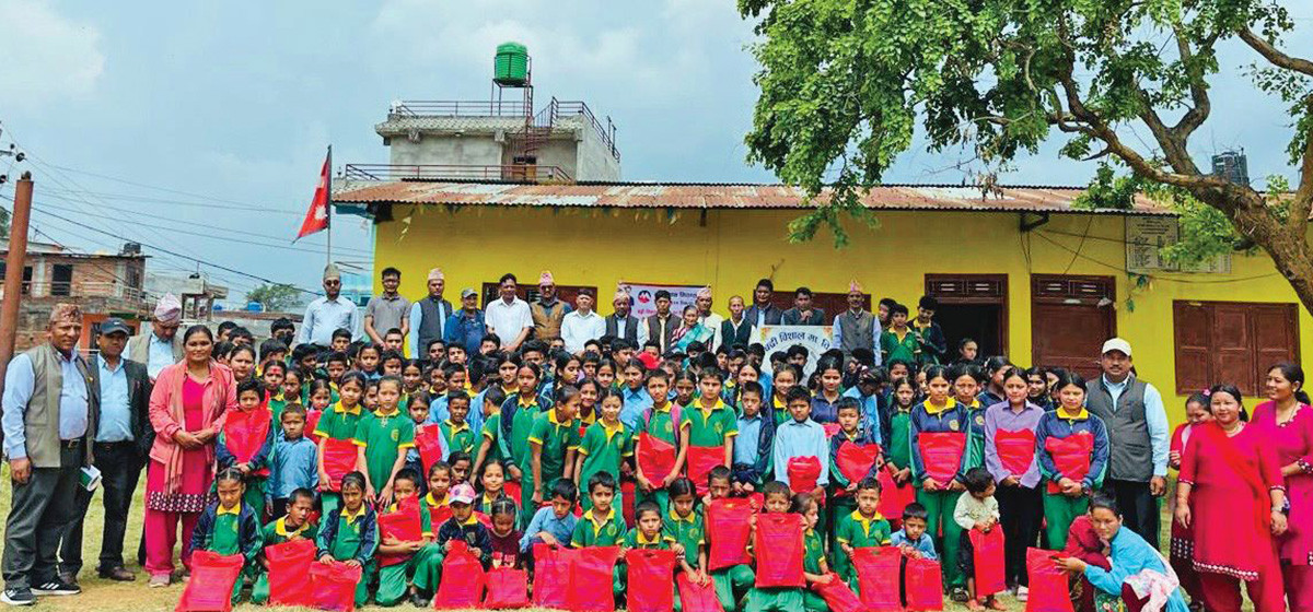 मुक्तिनाथ विकास बैंकले विद्यार्थीलाई स्टेशनरी सामान वितरण गरेको छ