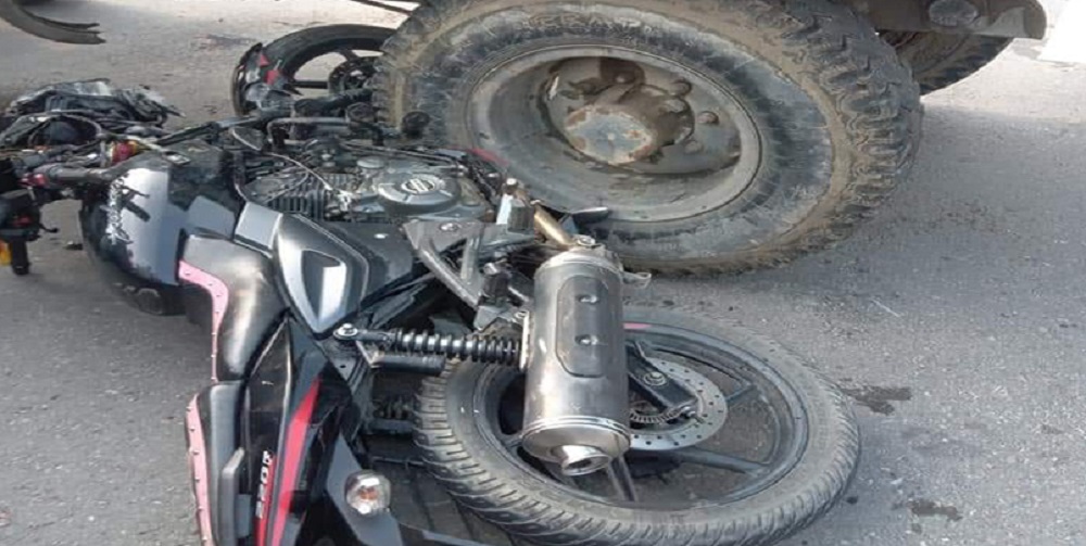 ललितपुरमा एक युवकको मृत्यु हुने घटनामा, गाडीले मोटरसाइकलमा सवार थिएको व्यक्तिलाई ठक्कर दिएको थियो। उद्धार गरिएको युवकलाई अस्पतालमा मृत्यु घोषित भएपछि, प्रहरीले गाडीको पर्खाइ गर्ने प्रक्रियामा छन्।