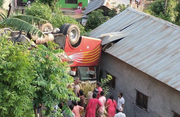 सिन्धुलीमा बस दुर्घटना: ग्लोबल आईएमई बैंकका २५ कर्मचारी घाइते