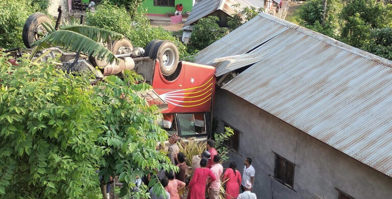 सिन्धुलीमा बस दुर्घटना: ग्लोबल आईएमई बैंकका २५ कर्मचारी घाइते