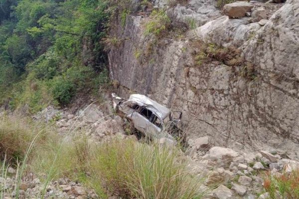 ललितपुरबाट हेटौंडातर्फ आउँदै गरेको कार कान्तिलोकपथ सडकखण्ड अन्तरगत बकैया – १२ ठिङ्गनमा दुर्घटनामा परेको हो। दुर्घटनामा घाइते तीनजना मध्ये बारा रौतहट मौलापुर नगरपलिकका ६ बस्ने १७ वर्षका विवेक शाह, भिमफेदी गाउँपालिका वडा नम्बर ८ बस्ने वर्ष ६५ वर्षका प्रेम बहादुर ब्लोनको मृत्यु भएको मकवानपुरका प्रहरी नायव उपरीक्षक लक्ष्मी भण्डारीले जानकारी दिए।