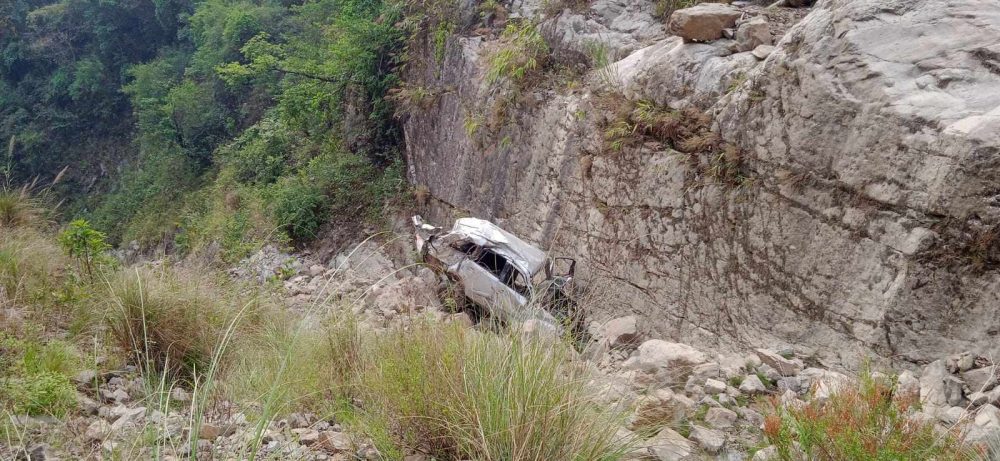 ललितपुरबाट हेटौंडातर्फ आउँदै गरेको कार कान्तिलोकपथ सडकखण्ड अन्तरगत बकैया – १२ ठिङ्गनमा दुर्घटनामा परेको हो। दुर्घटनामा घाइते तीनजना मध्ये बारा रौतहट मौलापुर नगरपलिकका ६ बस्ने १७ वर्षका विवेक शाह, भिमफेदी गाउँपालिका वडा नम्बर ८ बस्ने वर्ष ६५ वर्षका प्रेम बहादुर ब्लोनको मृत्यु भएको मकवानपुरका प्रहरी नायव उपरीक्षक लक्ष्मी भण्डारीले जानकारी दिए।