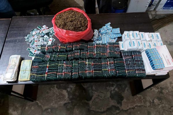 जिल्ला प्रहरी कार्यालय झापाले पछिल्लो दश महिनामा ३७२ लागुऔषध कारोबारीलाई पक्राउ गरेको छ । प्रहरीले जिल्लाका विभिन्न स्थानबाट लागुऔषध सेवनकर्ता, बिक्रेता र ओसारपसारमा संलग्नलाई पक्राउ गरेको हो ।