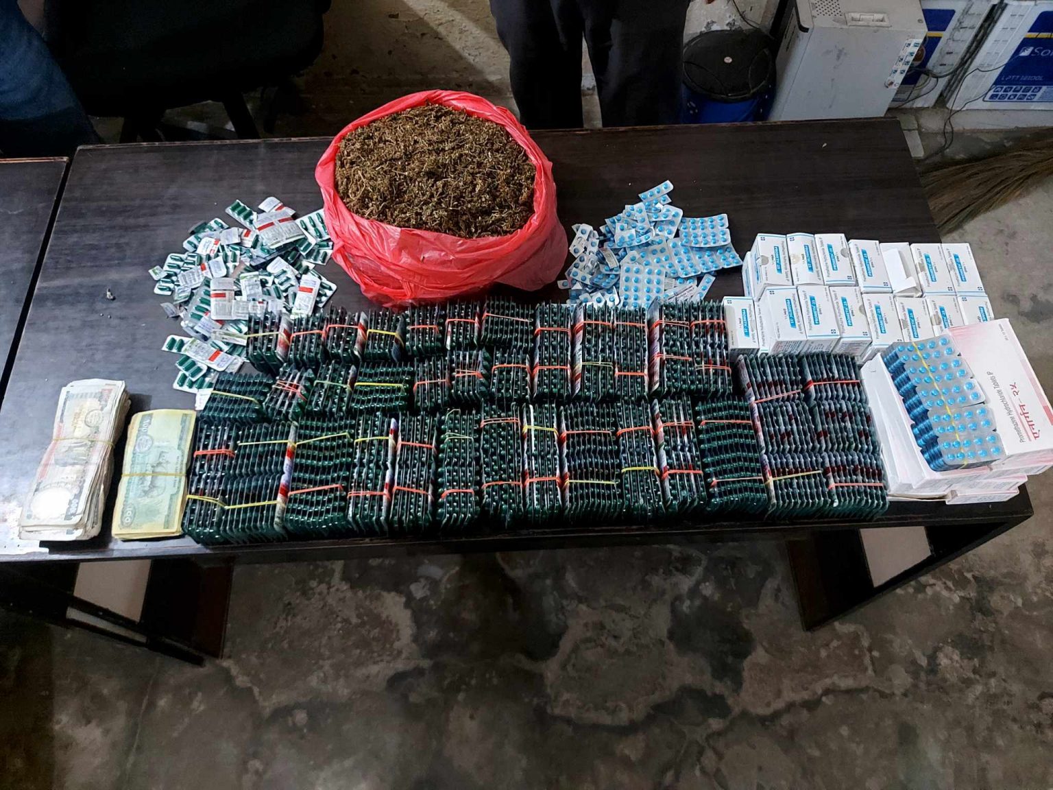 जिल्ला प्रहरी कार्यालय झापाले पछिल्लो दश महिनामा ३७२ लागुऔषध कारोबारीलाई पक्राउ गरेको छ । प्रहरीले जिल्लाका विभिन्न स्थानबाट लागुऔषध सेवनकर्ता, बिक्रेता र ओसारपसारमा संलग्नलाई पक्राउ गरेको हो ।