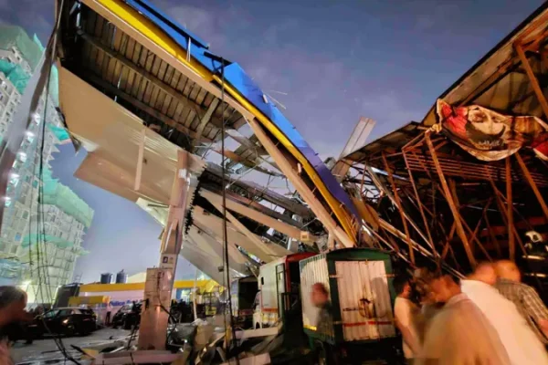 मुम्बईमा होर्डिङ भत्किँदा आठ जनाको मृत्यु, ६० जना घाइते