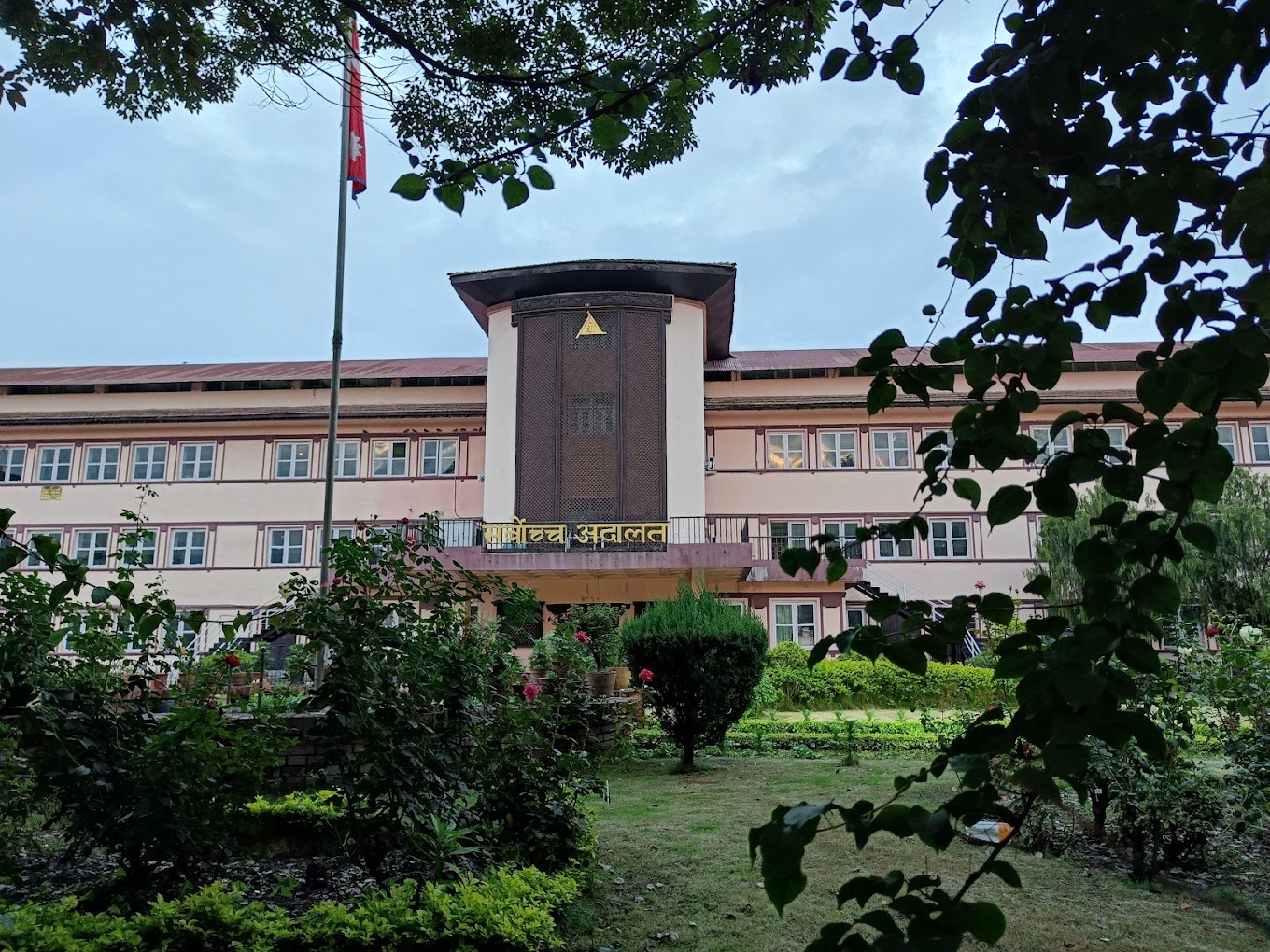 सांसदलाई बजेट बाँड्ने निर्णयविरुद्ध : सर्वोच्चले कारण देखाऊ आदेश माग गर्‍यो