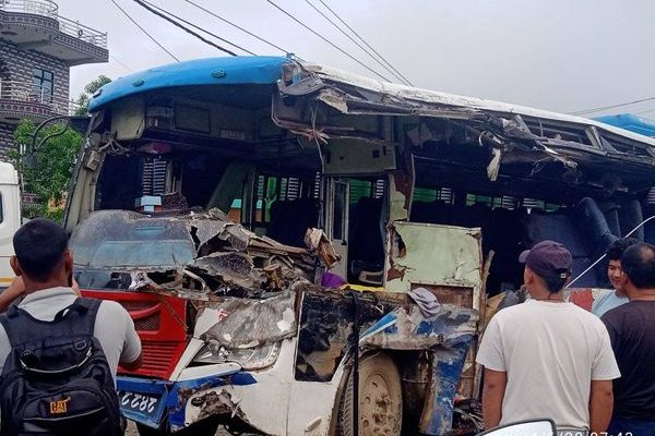 सर्लाहीमा बस र भारतीय ट्रक ठोक्किँदा ४ जनाको मृत्यु , २ गम्भीर घाइते
