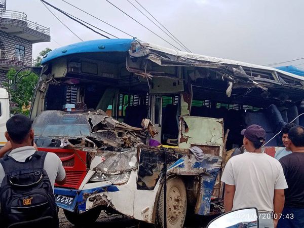 सर्लाहीमा बस र भारतीय ट्रक ठोक्किँदा ४ जनाको मृत्यु , २ गम्भीर घाइते