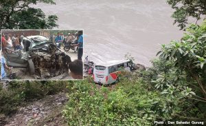 चितवनको फिस्लिङमा बस र कार ठोक्किदा त्रिशुली नदी किनारमा बस खस्दा १२ जना घाइते