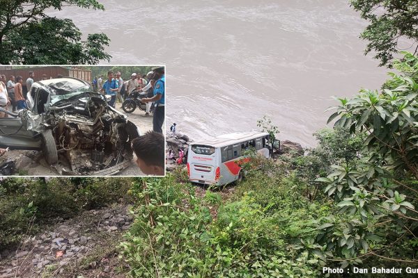 चितवनको फिस्लिङमा बस र कार ठोक्किदा त्रिशुली नदी किनारमा बस खस्दा १२ जना घाइते