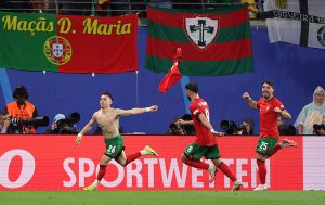 पोर्टुगलले युरो २०२४को पहिलो खेलमा चेक रिपब्लिक विरुद्ध २-१ को पुनरागमन जित निकालेको छ। इन्जुरी टाइममा फ्रान्सिस्को कोन्सेइकाओले गोल गरेपछि पोर्टुगलले सफल शुरुवात गरेको हो। रोनाल्डोको छैटौं युरोमा पनि राम्रो सुरुवात भएको छ।