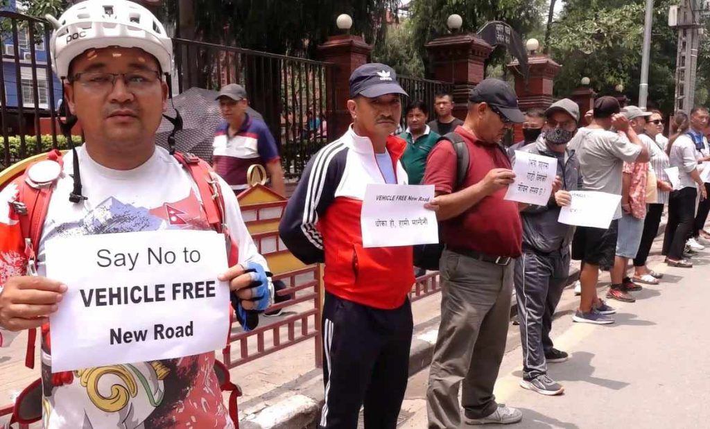 न्युरोडलाई सवारी निषेधित क्षेत्र बनाउन लागिएको भन्दै स्थानीयको प्रदर्शन