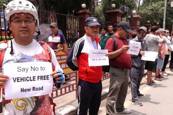 न्युरोडलाई सवारी निषेधित क्षेत्र बनाउन लागिएको भन्दै स्थानीयको प्रदर्शन