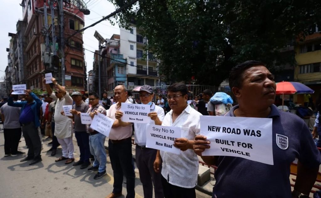 न्युरोडलाई सवारी निषेधित क्षेत्र बनाउन लागिएको भन्दै स्थानीयको प्रदर्शन