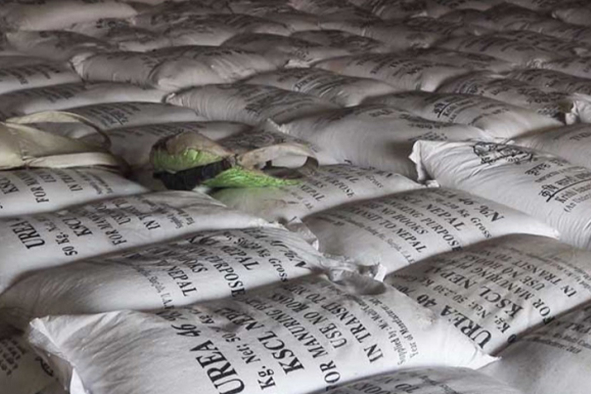 वीरगञ्जमा पर्सा प्रहरीले भारतबाट अवैध ढङ्गले भित्र्याएको युरिया मल बरामद