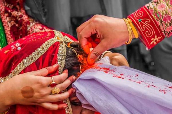 गाउँलेले रंगेहात पक्रिएका प्रेमी जोडीलाई जबरजस्ती मन्दिरमा विवाह गराए