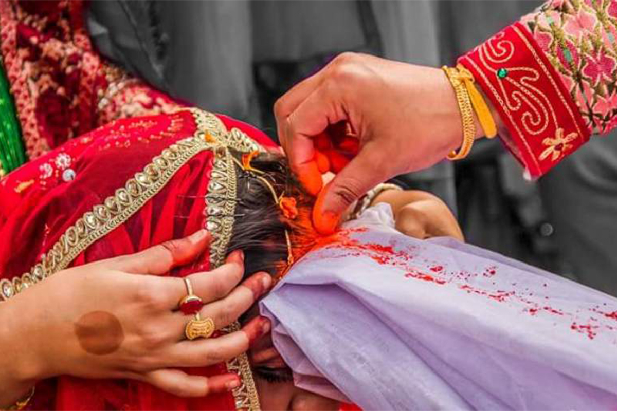 गाउँलेले रंगेहात पक्रिएका प्रेमी जोडीलाई जबरजस्ती मन्दिरमा विवाह गराए