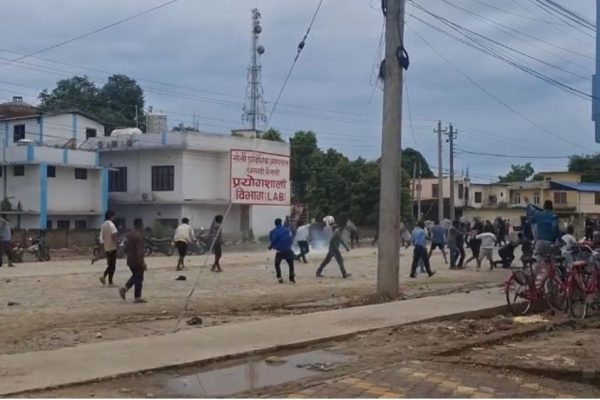 धनगढीको नोभा हस्पिटलमा तनाव, अश्रुग्यास प्रहार