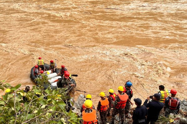 त्रिशूलीमा बेपत्ता बस र यात्रुको खोजी जारी, भोकभोकै नदी किनारमा आफन्त