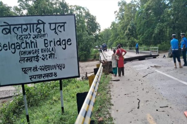 पूर्वपश्चिम राजमार्गस्थित महोत्तरीको बेलगाछी पुल बाढीले भत्कायो