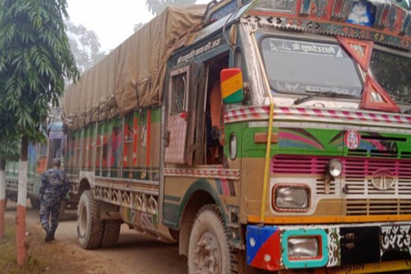 अवैधरुपमा ओसारपसार गर्न लागिएका गोरुसहित ट्रक