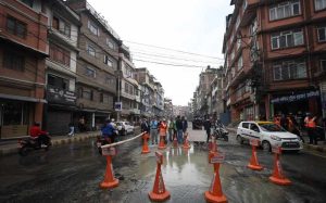 काठमाडौंको सोह्रखुट्टे–बालाजु सडक भासियो