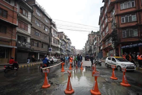 काठमाडौंको सोह्रखुट्टे–बालाजु सडक भासियो