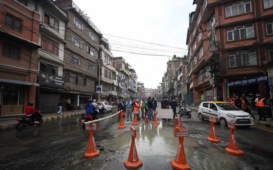 काठमाडौंको सोह्रखुट्टे–बालाजु सडक भासियो