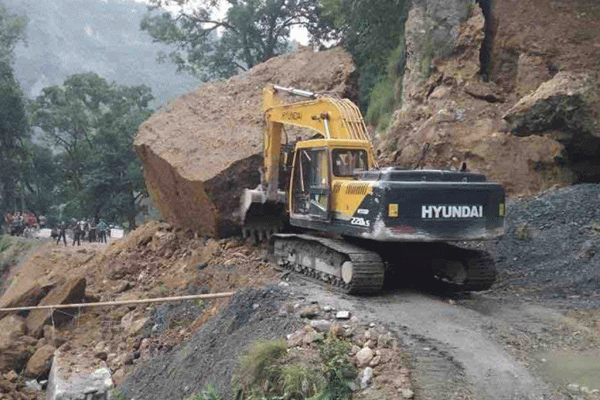दुई सातादेखि अवरुद्ध कालीगण्डकी करिडोरमा चल्न थाले यातायातका साधन