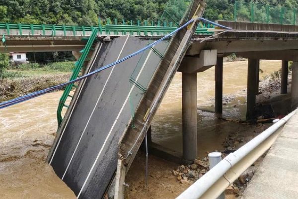 चीनमा पुल भत्किँदा मृत्यु हुनेको सङ्ख्या ३८ पुग्यो