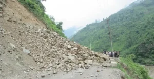 सुक्खा पहिरोले खोपासी–च्याम्राङबेंसी सडक अवरुद्ध, यातायात ठप्प