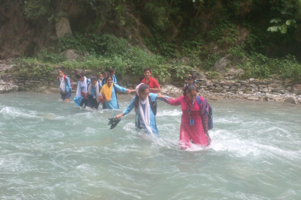 कालेखोलामा पुल नहुँदा बालबालिका जोखिममा