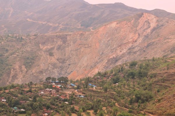 राम्चेगाउँमा पहिरोको त्रास: सुरक्षित स्थानको आशामा बासिन्दा