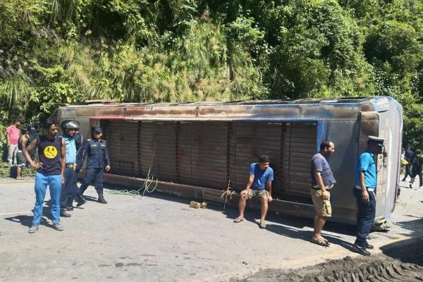 चितवनमा बस दुर्घटना: २५ यात्रु घाइते, २ को अवस्था गम्भीर