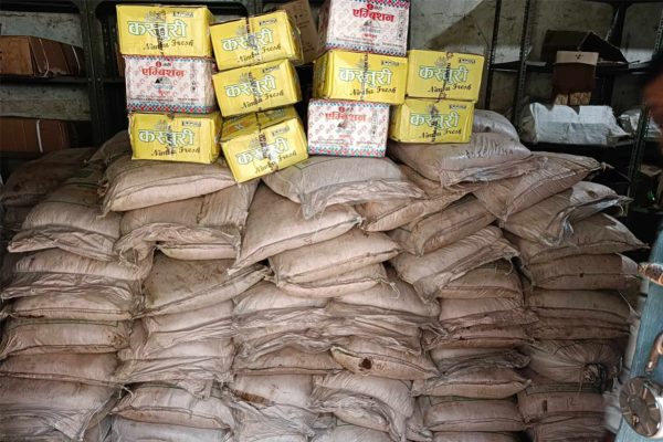 ११८ बोरा सख्खर र ३० बोरा युरिया मल बरामद