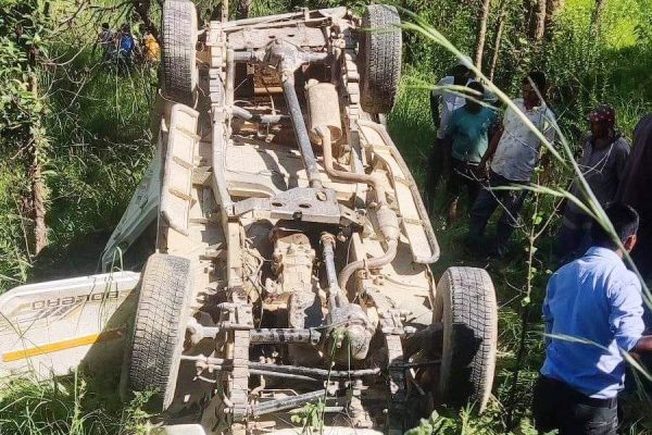 जाँदै गरेको बोलेरो गाडी दुर्घटना, एक जनाको मृत्यु, ४ जना गम्भीर