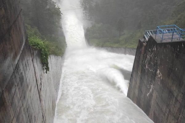 ३१ वर्षपछि कुलेखानी जलाशय भरिएपछि ड्यामको ढोका खोलियो 