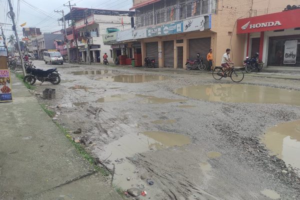 राजविराजको मुख्य सडक मै खाल्डाखुल्डी, जीर्ण सडकले दुर्घटनाको जोखिम
