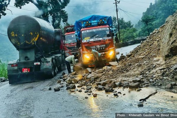 मुग्लिन–कुरिनटार सडक मा खसेको पहिरो ट्रक चालकले पन्छाए