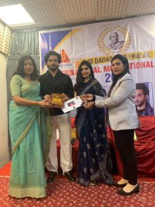 ‘पुर्णिमालाइ हटाएर’ गीतको सफलता : दिपा कटुवाल बनिन Best Debut Female Model-Nepal