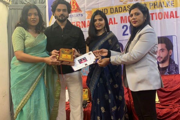 ‘पुर्णिमालाइ हटाएर’ गीतको सफलता : दिपा कटुवाल बनिन Best Debut Female Model-Nepal