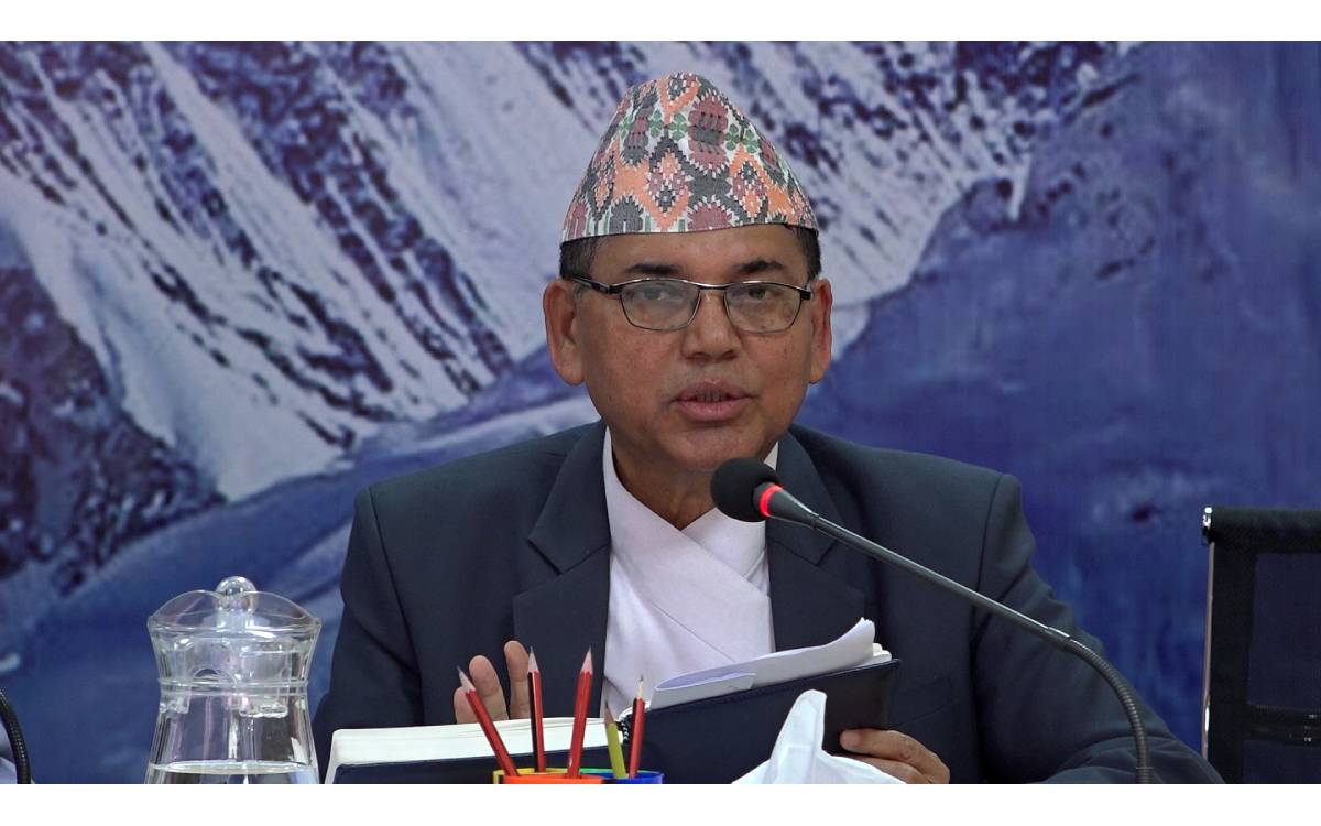 मन्त्री देवेन्द्र दाहालद्वारा कर्मचारीलाई कानुनी अधिकार उपयोग गर्दै तीव्र विकासमा योगदान गर्न निर्देशन