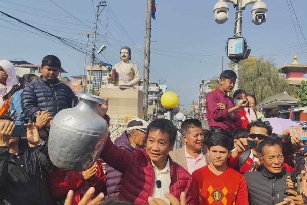 मेयर हर्क सम्पाङ : रित्तो गाग्री बोकेर संघीय सरकारलाई दबाब दिने योजना