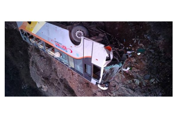 नेपालगञ्जबाट काठमाडौं जाँदै गरेको बस दुर्घटना, २३ जना घाइते